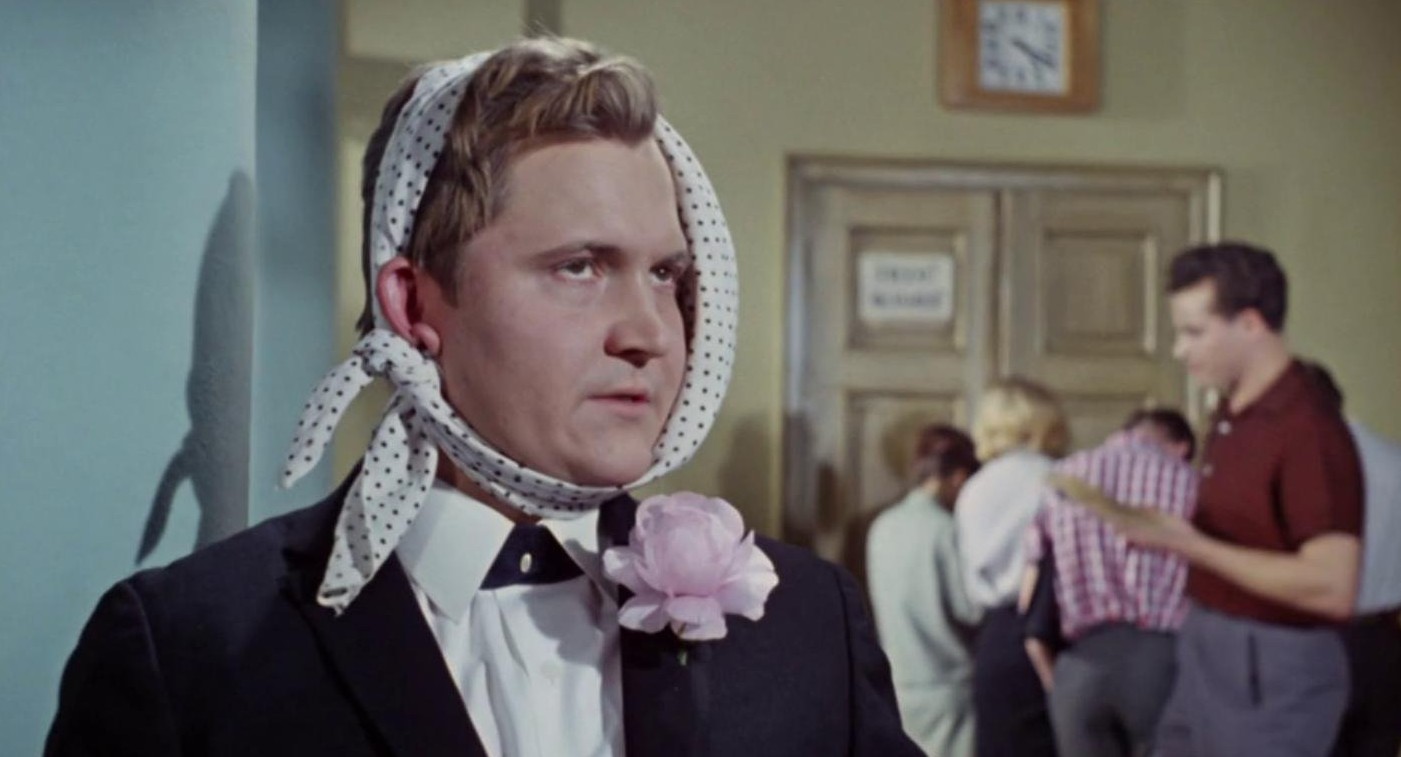 Рособрнадзор: На ЕГЭ 2022 стали чаще использовать микронаушники