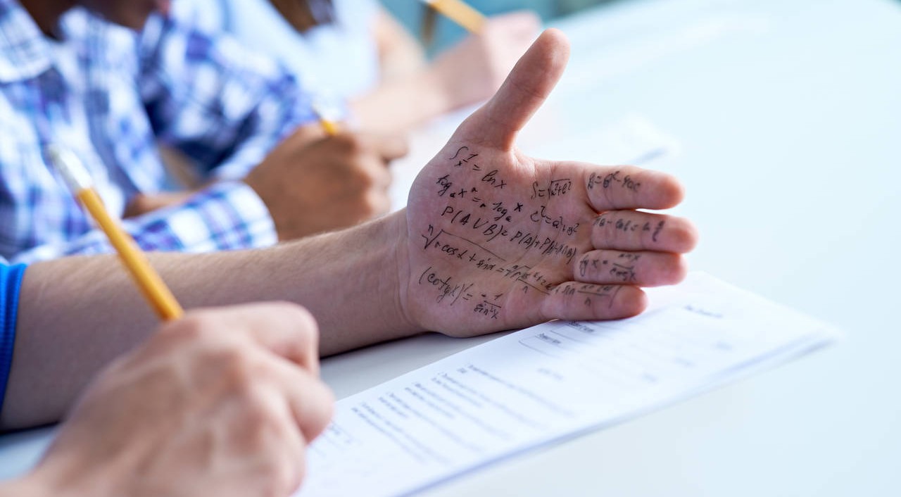 Около половины студентов время от времени прибегают к списыванию домашних заданий