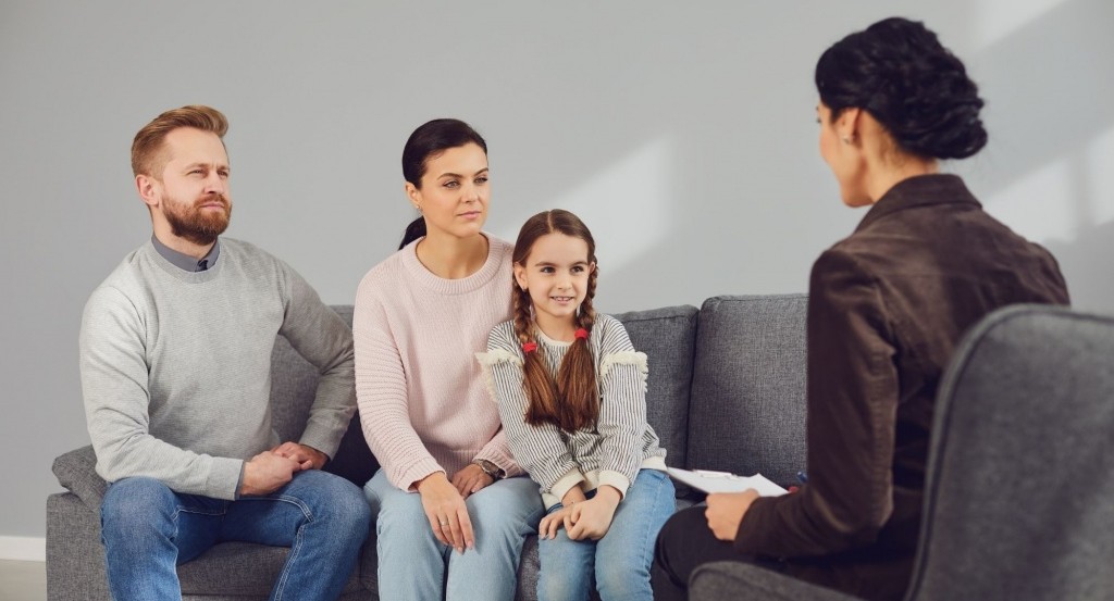 Преодолеть застенчивость и научиться справляться с эмоциями: зачем родителям вместе с детьми обращаться к психологу