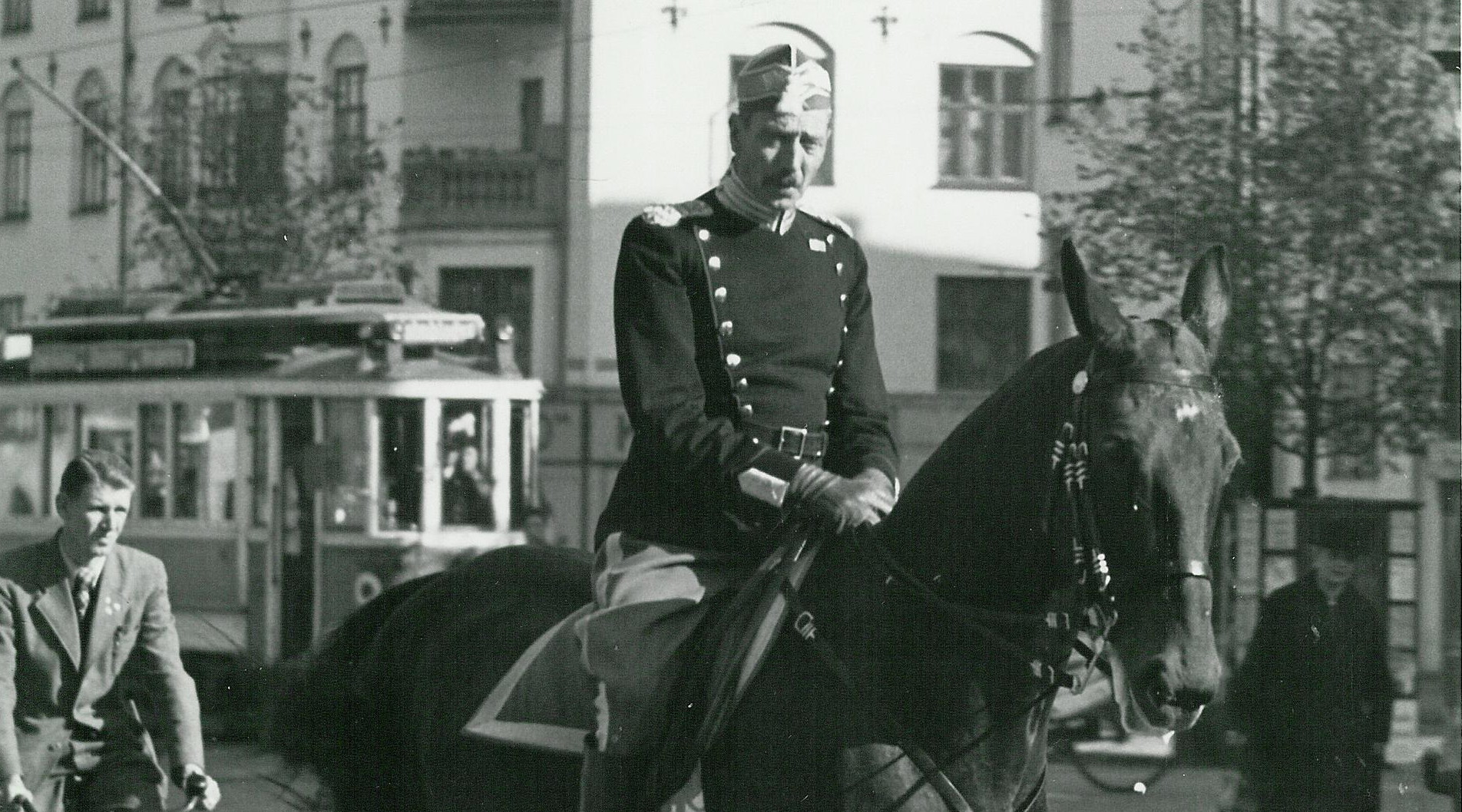 Жёлтые звёзды, квадратные пуговицы