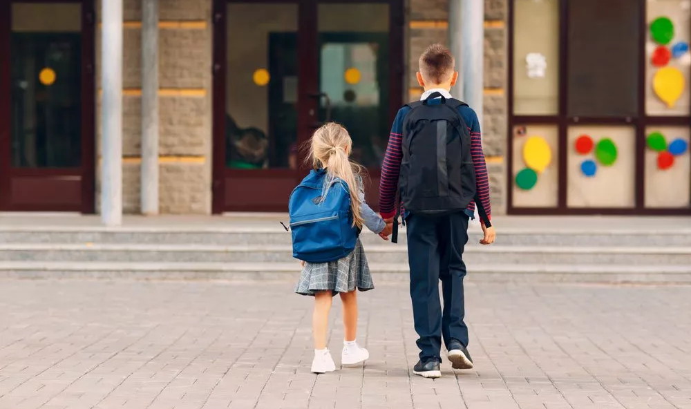 Президент РФ подписал закон о праве преимущественного зачисления приемных детей в одну школу