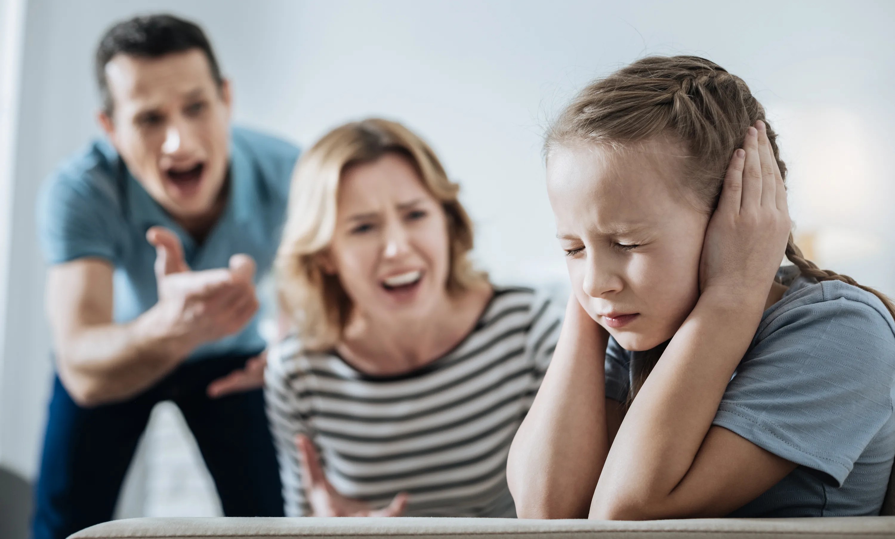 Почему дети грубят родителям и что с этим делать