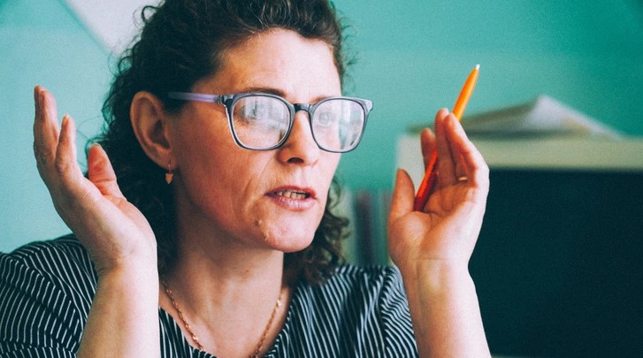 В российском селе осталась всего одна учительница. И теперь она хорошо зарабатывает