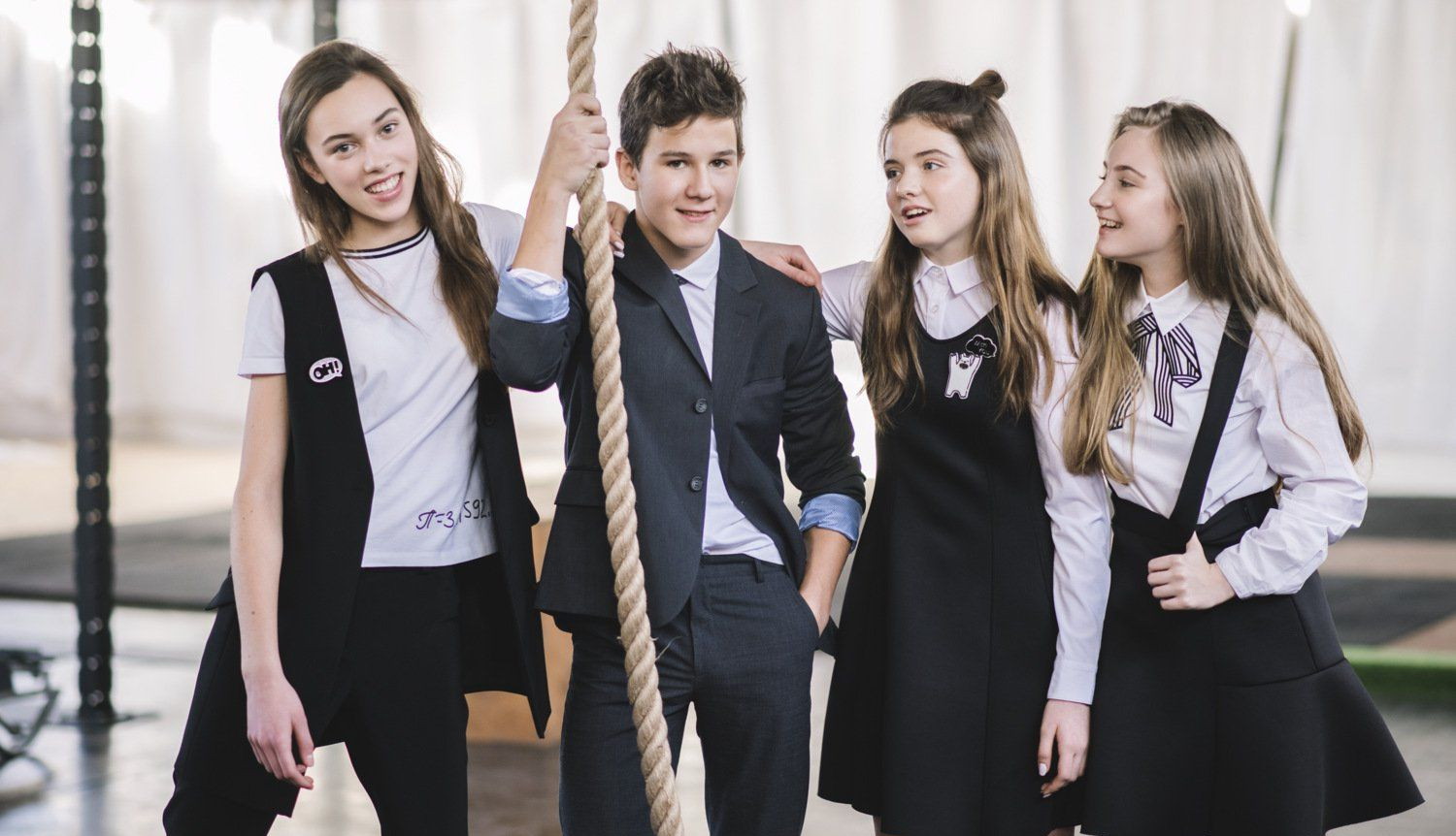 «Без рваных джинс и балахонов»: Минпрос предложил обязать школы утвердить требования к форме