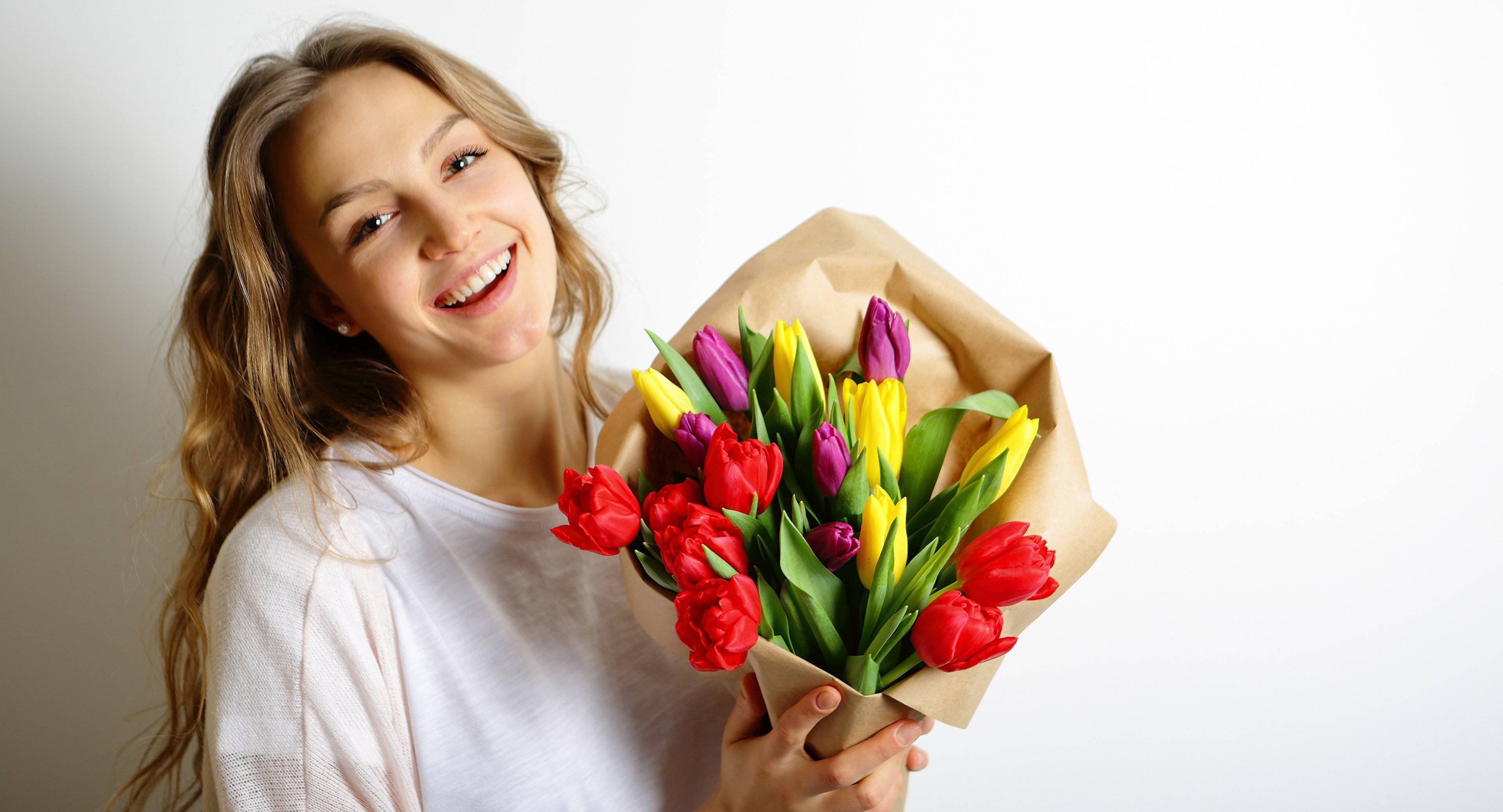 «Вместо кольца – плазму в кабинет»: как поздравить учительниц с 8 марта