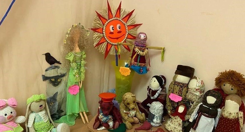 Холлы детского сада московской школы № 1368 превратились в выставочные залы