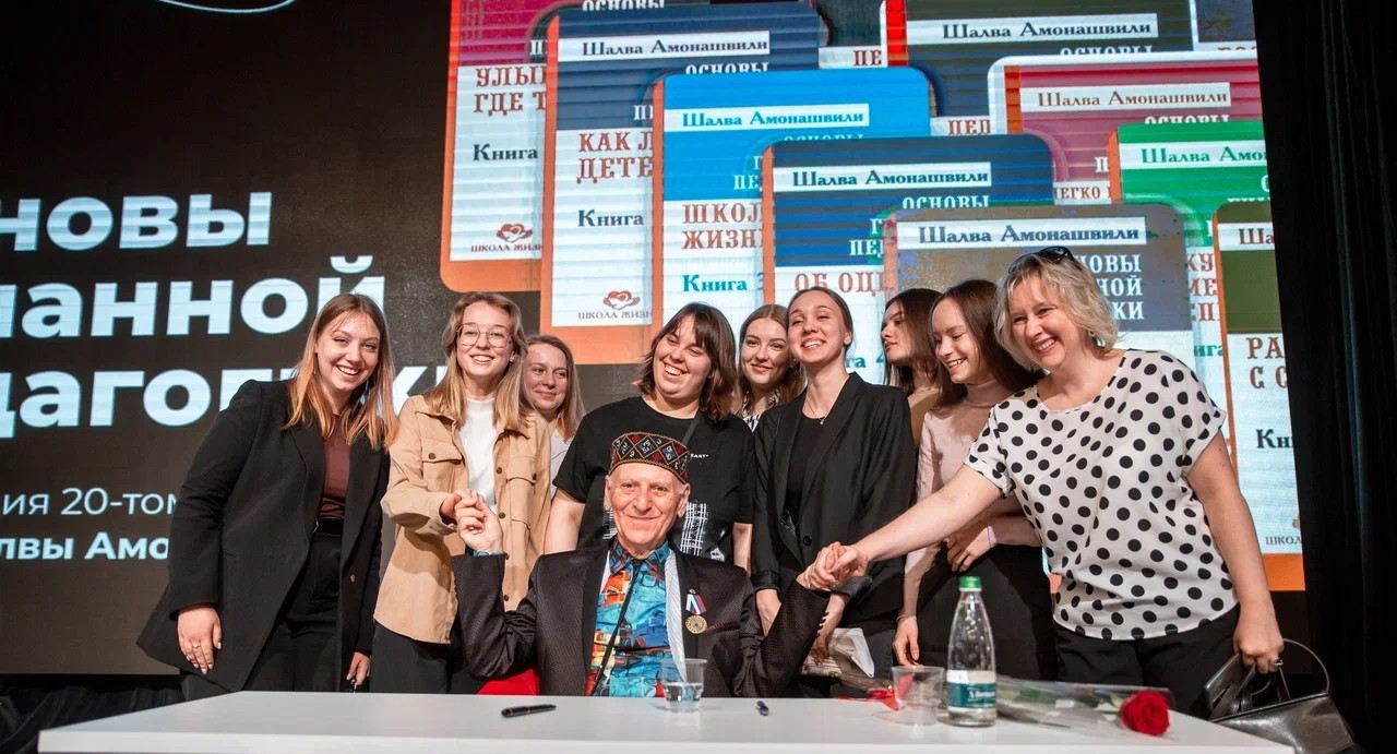 «Чтобы дарить Ребенку искорку знаний, Учителю надо впитать море Света»