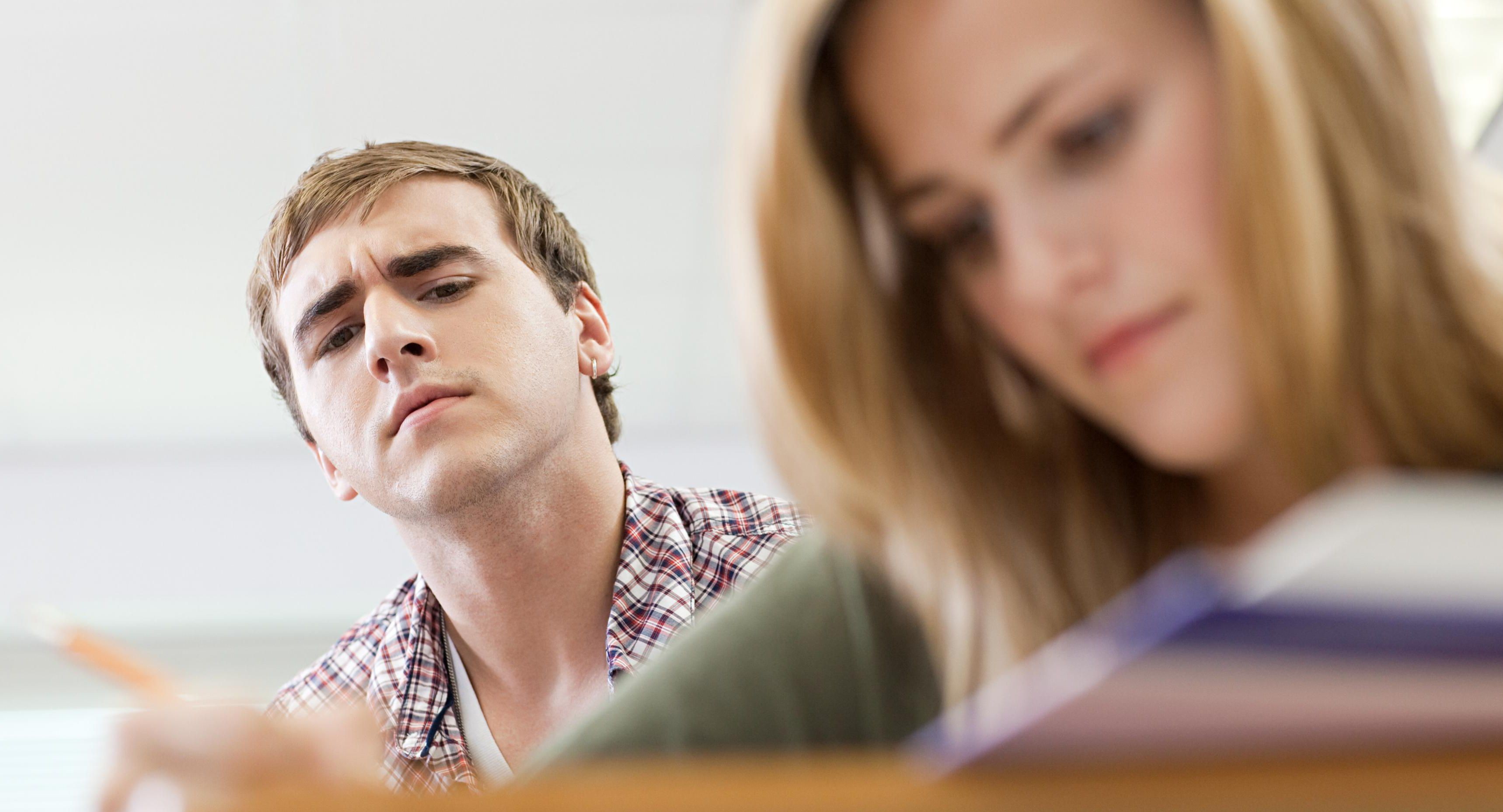 Опрос: списать одноклассникам чаще всего давали PR-менеджеры, воспитатели и снабженцы