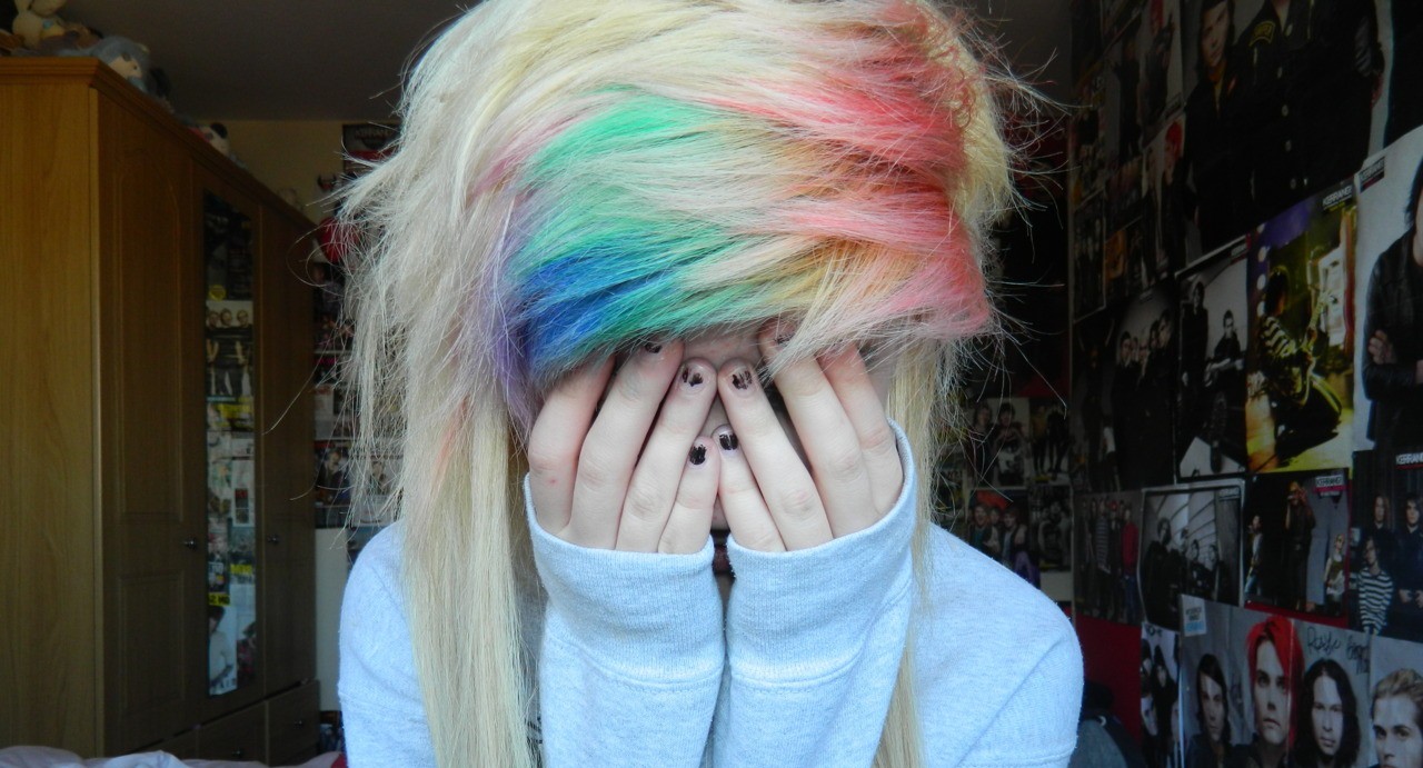 В Краснодаре директор отказался зачислять в 10-й класс ученицу, пока она не перекрасит волосы