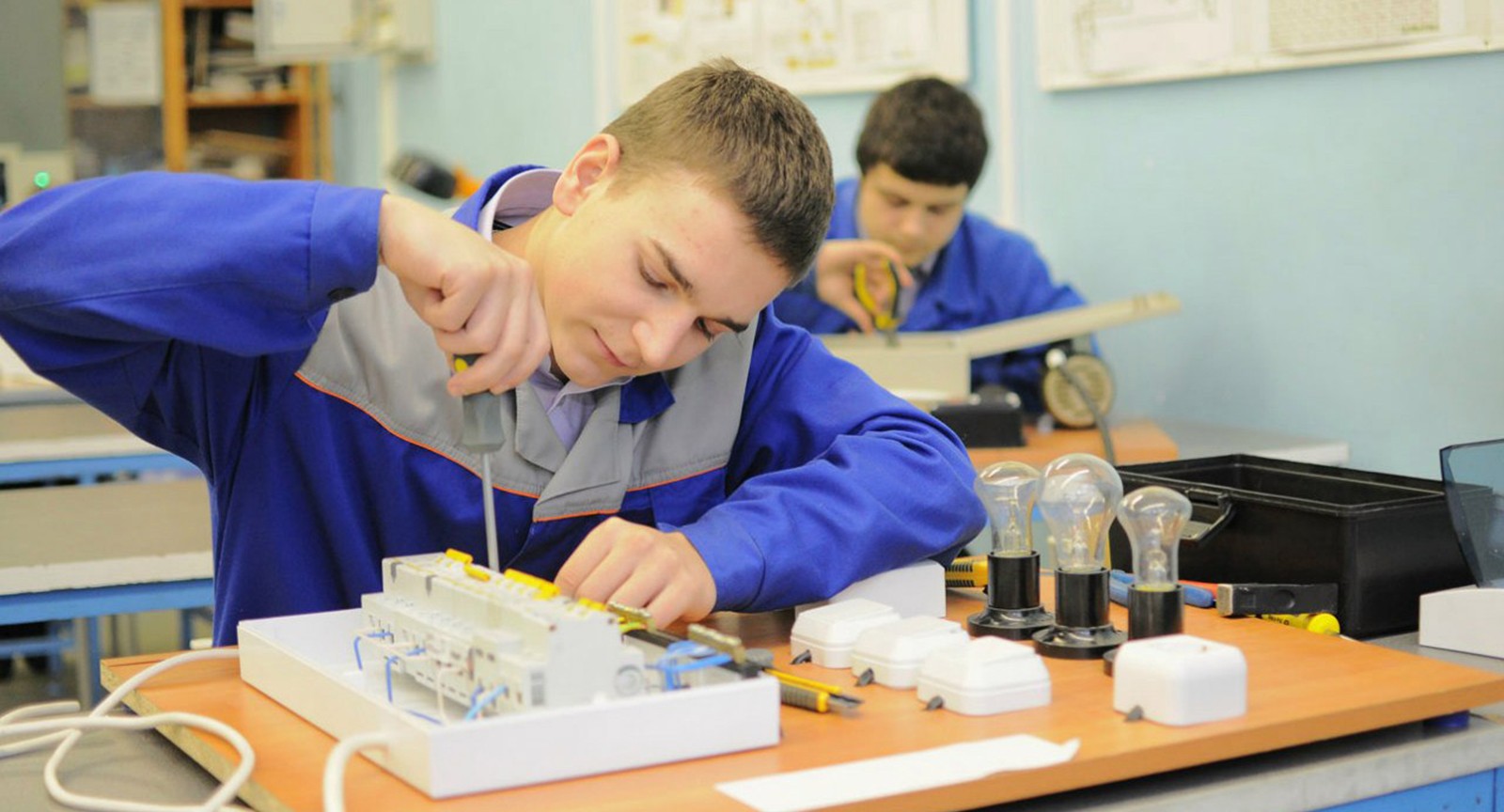 Школам и вузам все труднее конкурировать с колледжами