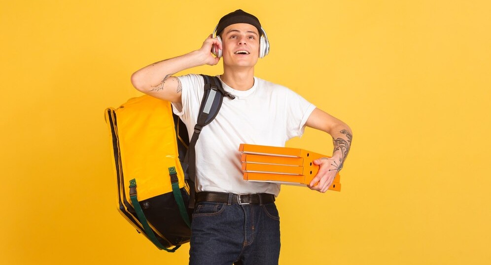 В Москве курьерам предлагают зарплату выше, чем людям с высшим образованием