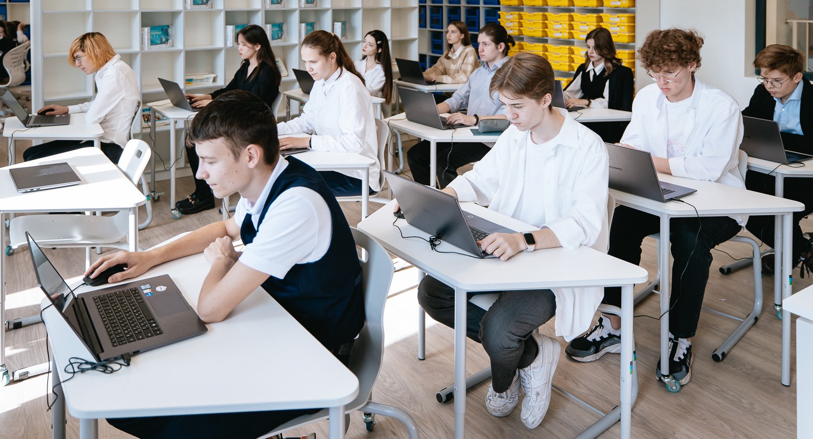 Столичные школьники могут использовать более 40 цифровых учебников в «МЭШ» вместо бумажных