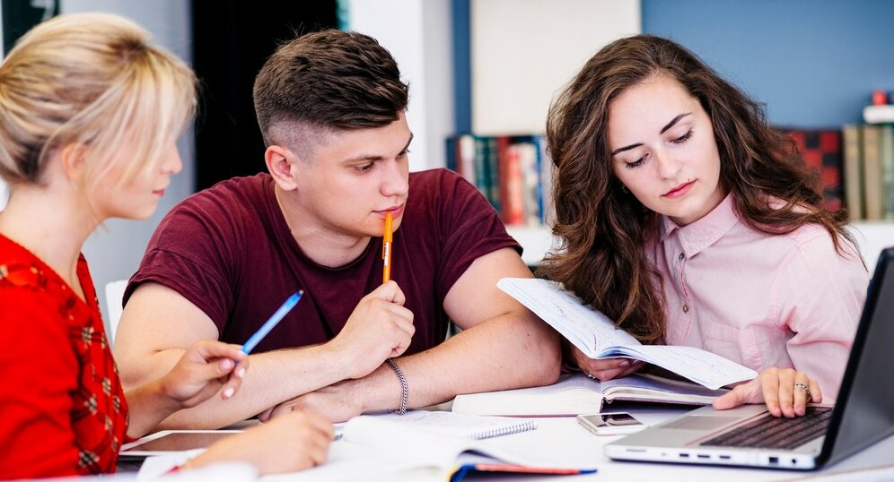 Кравцов призвал включить в программы педвузов обучение воспитательной работе