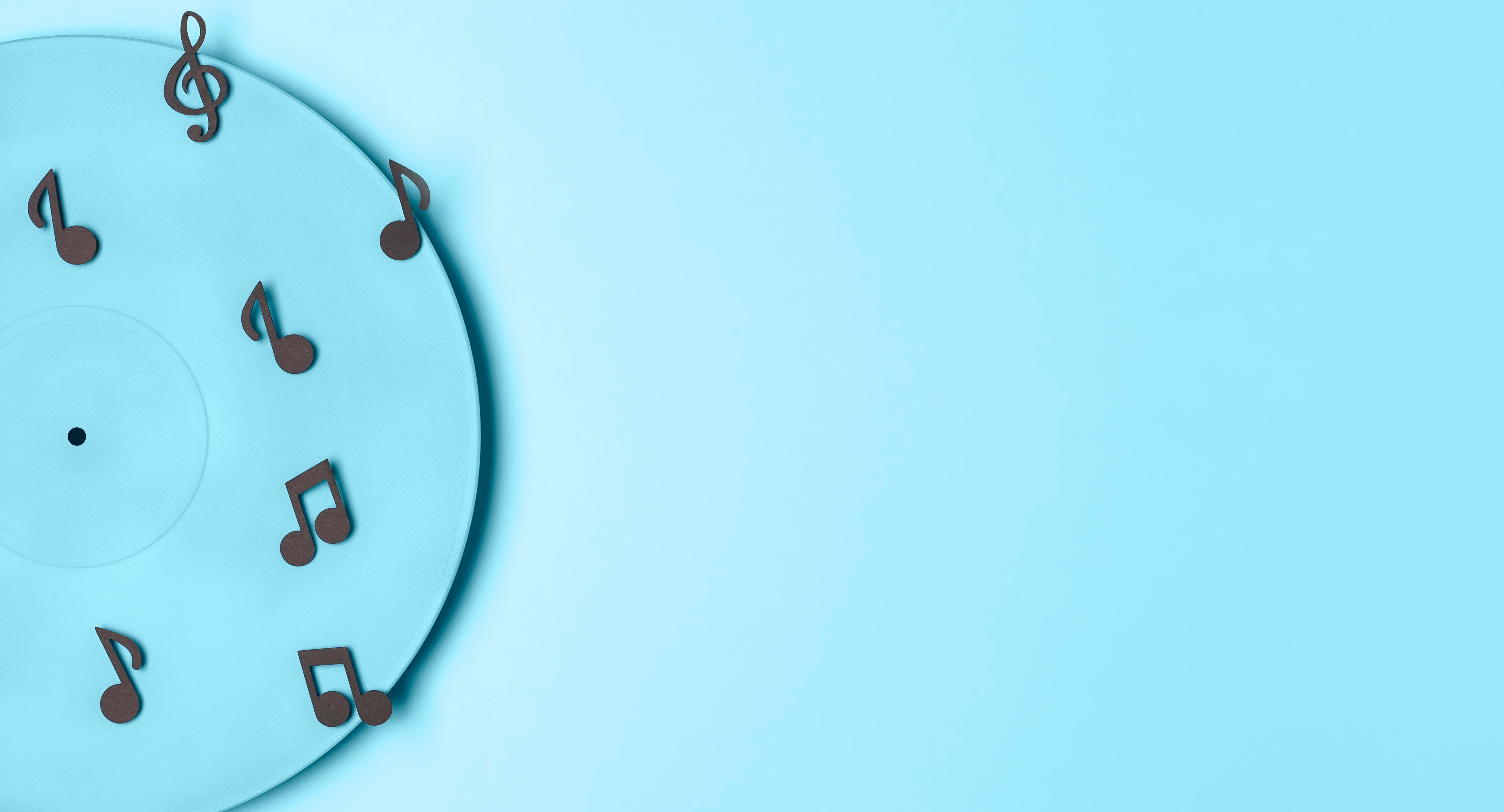 В октябре в российских школах будут включать песни вместо звонков