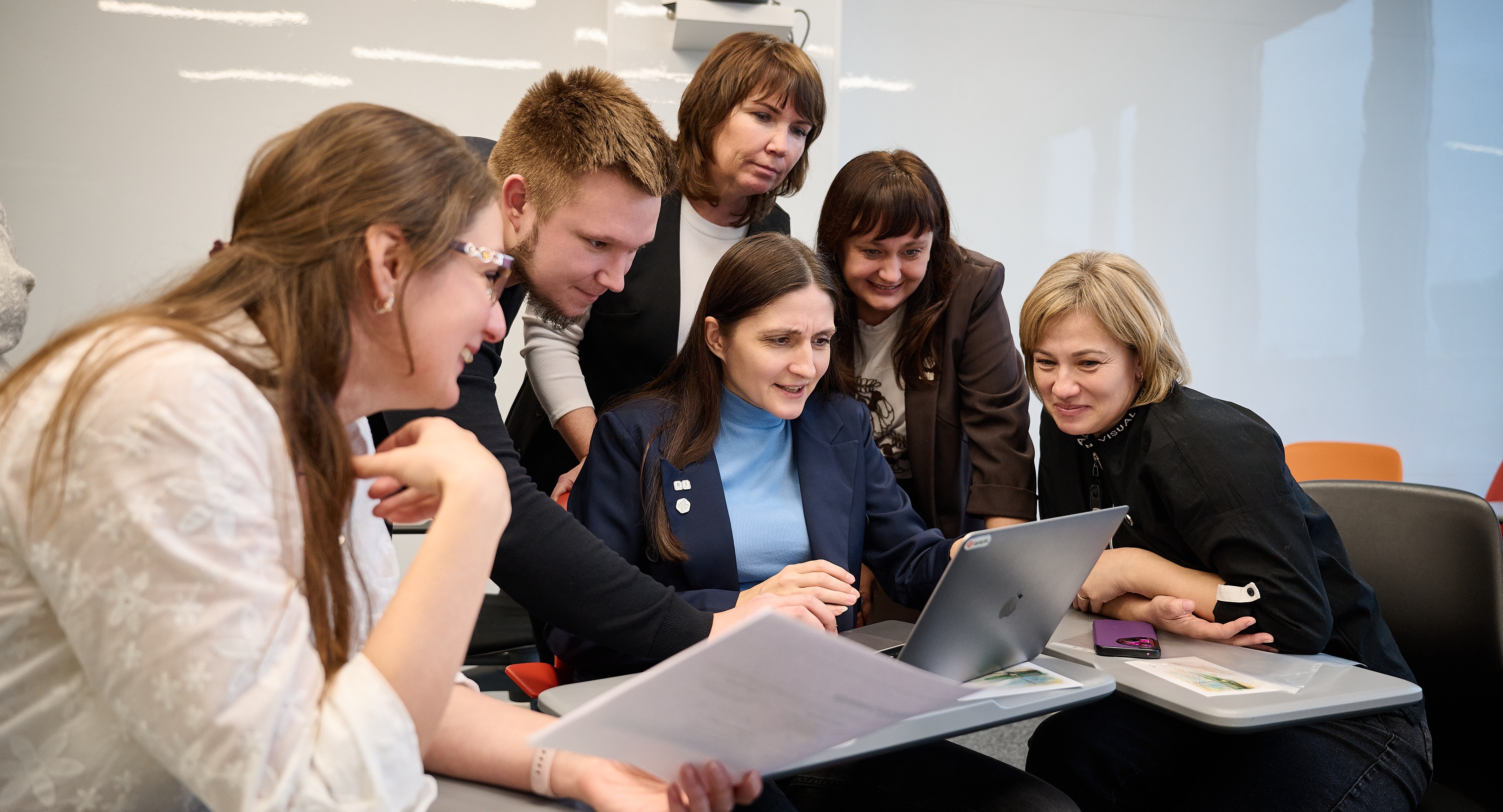 15 тысяч школьных учителей за два месяца обучат работе с ИИ 