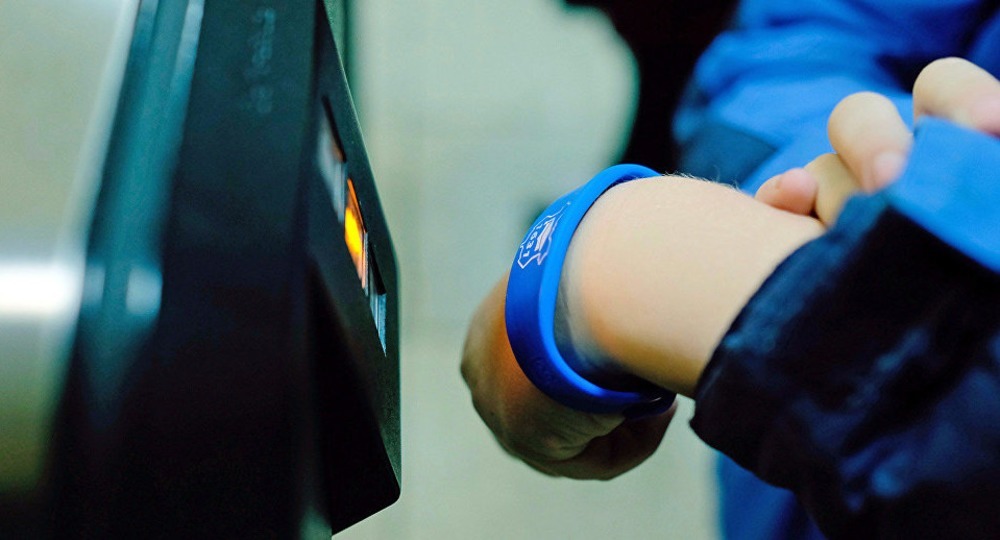 Электронными браслетами «Москвенок» пользуются 38 тысяч московских школьников Электронными браслетами «Москвенок» пользуются 38 тысяч московских школьников