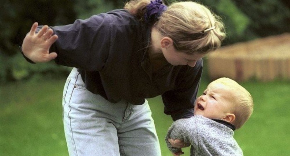 Дети, к которым родители применяют физические наказания, имеют в дальнейшем больше проблем с поведением, нежели их сверстники. Дети, к которым родители применяют физические наказания, имеют в дальнейшем больше проблем с поведением, нежели их сверстники.