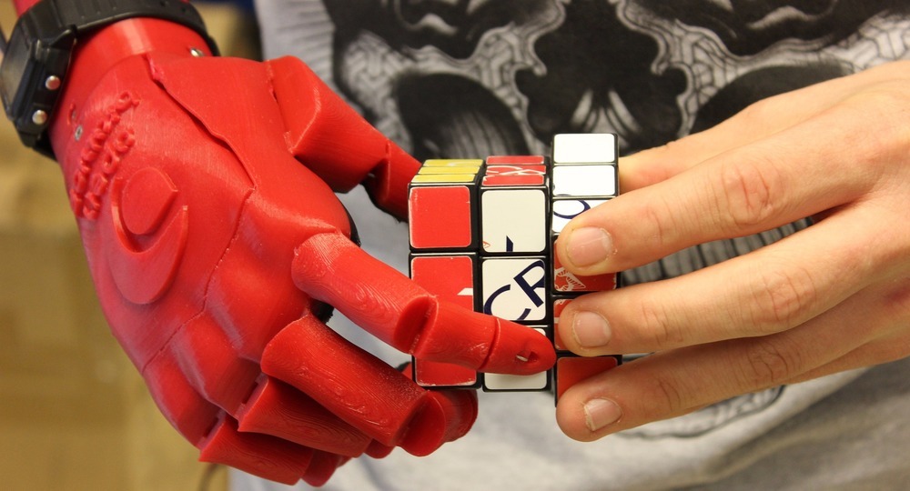 Школьники подарили мальчику протез руки, напечатанный на 3D-принтере Школьники подарили мальчику протез руки, напечатанный на 3D-принтере