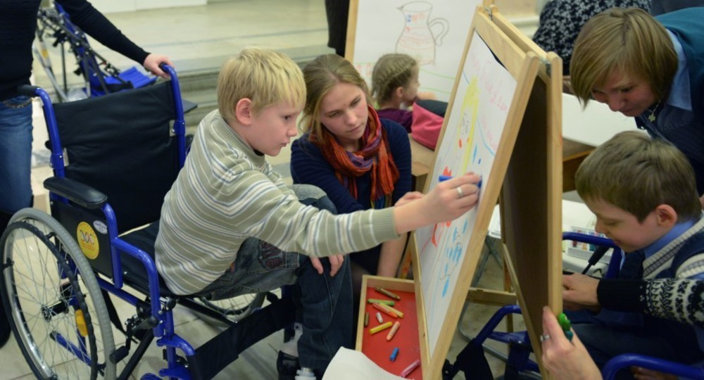 Родителям детей с ОВЗ могут разрешить работать тьюторами