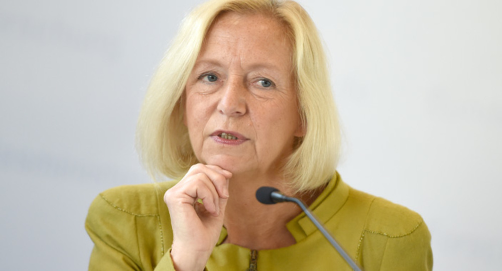 В Германии министра образования обвиняют в нарушении Конституции