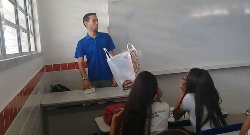 Бразильские ученики помогли не получавшему два месяца зарплату учителю