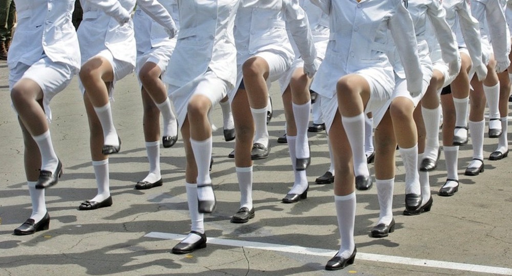 Строем «весело» шагать Строем «весело» шагать