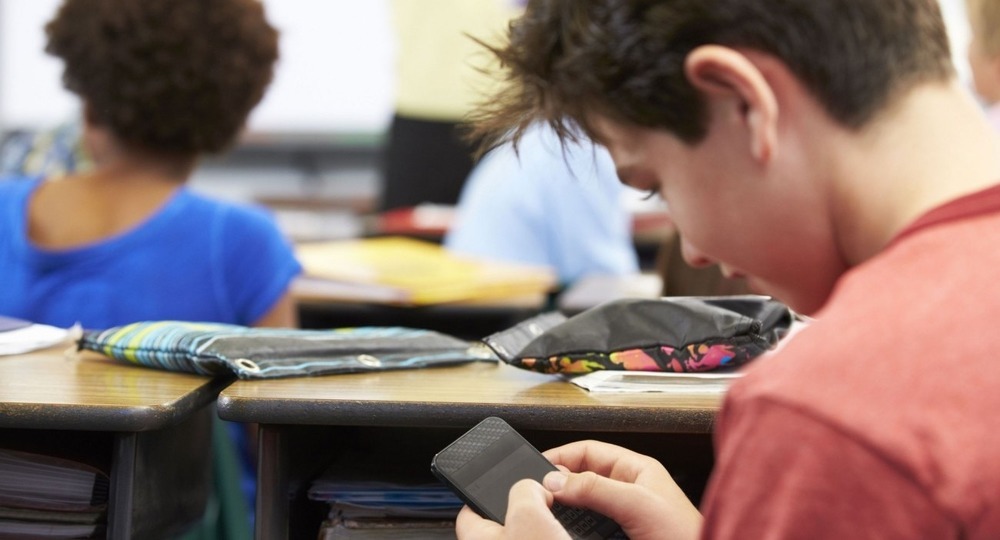 Телефон школьнику не товарищ Телефон школьнику не товарищ