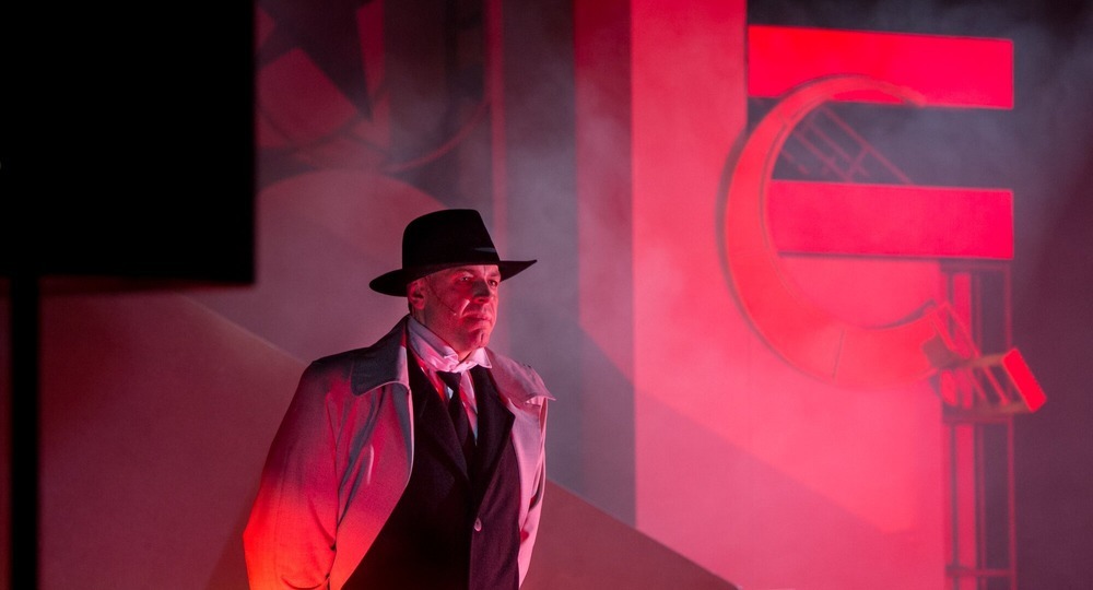 Он хотел быть понят своей страной… Он хотел быть понят своей страной…