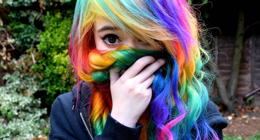 Девочка с синими волосами не обижается на учителей Девочка с синими волосами не обижается на учителей