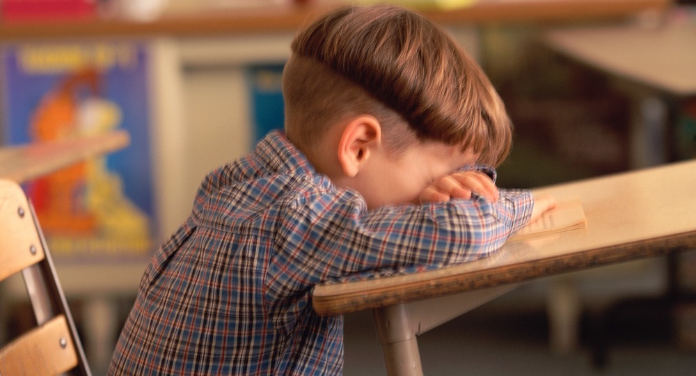 Пинками под стол: педагог устроила травлю ученику