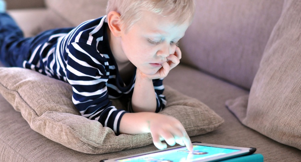 Патриарх Кирилл: Дети, увлекающиеся гаджетами, опасны для страны