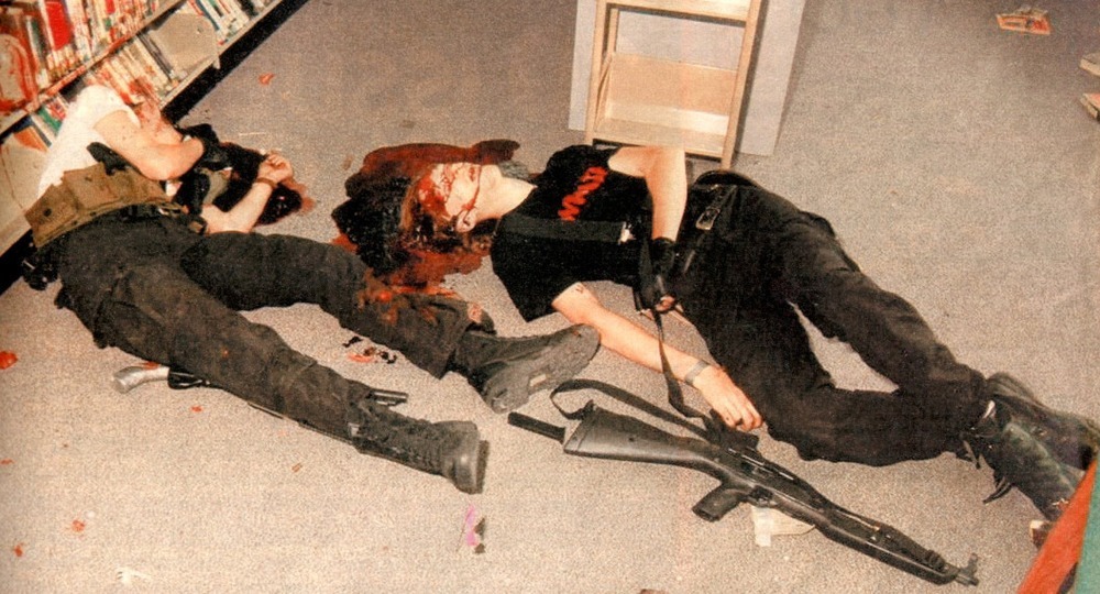 Школьницы оделись на Хэллоуин как стрелки из школы «Колумбайн» Школьницы оделись на Хэллоуин как стрелки из школы «Колумбайн»