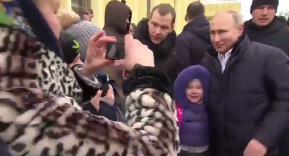 «Чего ты заплакала?» — спросил девочку Путин «Чего ты заплакала?» — спросил девочку Путин