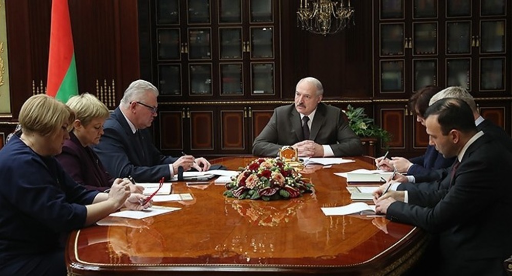 Лукашенко о школьных уроках: «Недавно посмотрел, как изучают биологию: слушайте, полкурса — черви!» Лукашенко о школьных уроках: «Недавно посмотрел, как изучают биологию: слушайте, полкурса — черви!»