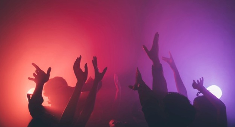 Подростки дали охраннику водки и устроили тусовку в школе Подростки дали охраннику водки и устроили тусовку в школе