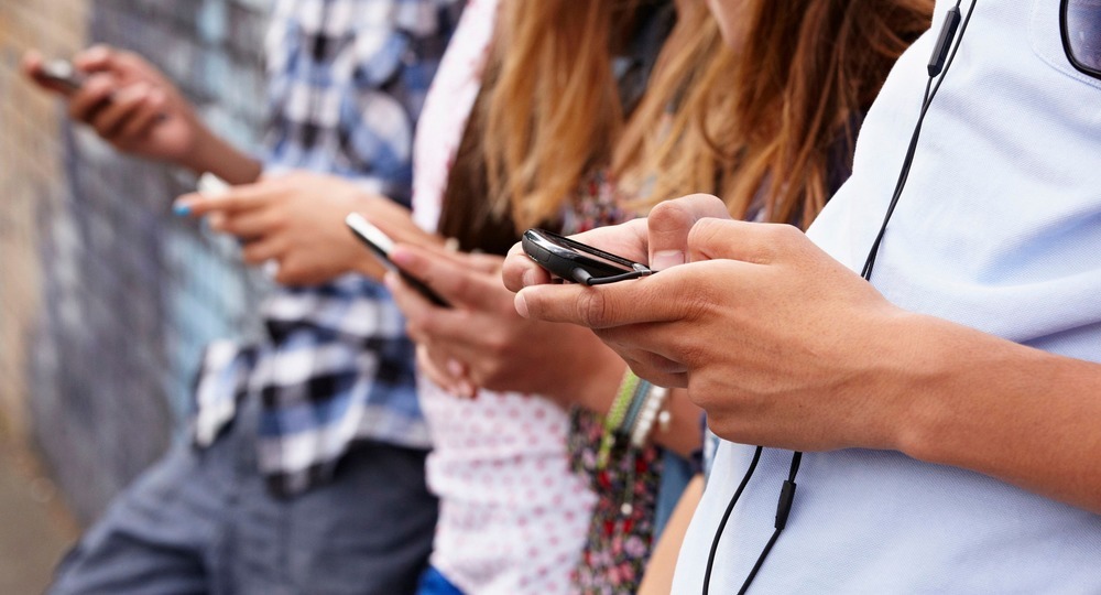 89% подростков ежедневно сидят в соцсетях 89% подростков ежедневно сидят в соцсетях