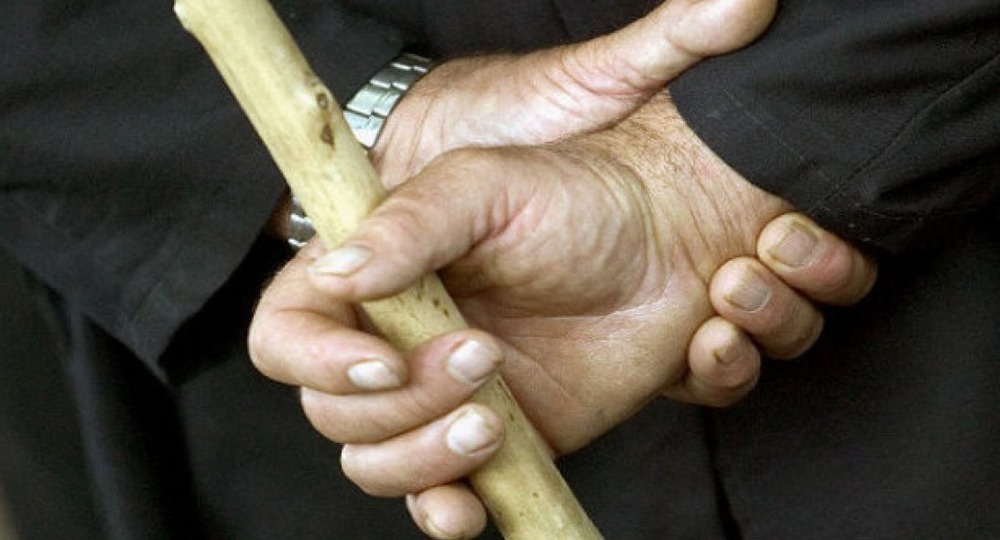 В Дагестане учитель побил школьника пластмассовой линейкой и обругал матом В Дагестане учитель побил школьника пластмассовой линейкой и обругал матом