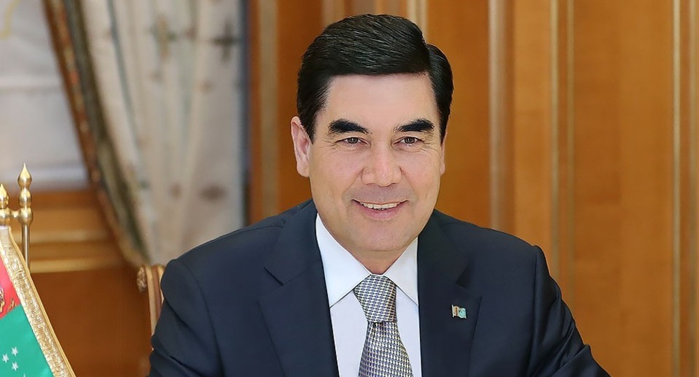 В Туркмении школьников обязали покупать книги президента В Туркмении школьников обязали покупать книги президента