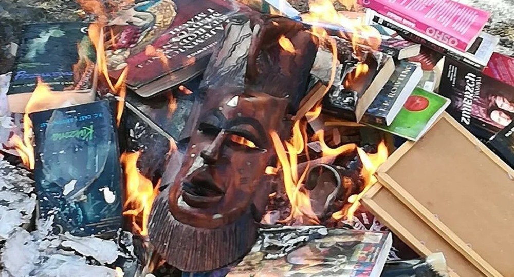 Польские священники сожгли книги о Гарри Поттере Польские священники сожгли книги о Гарри Поттере