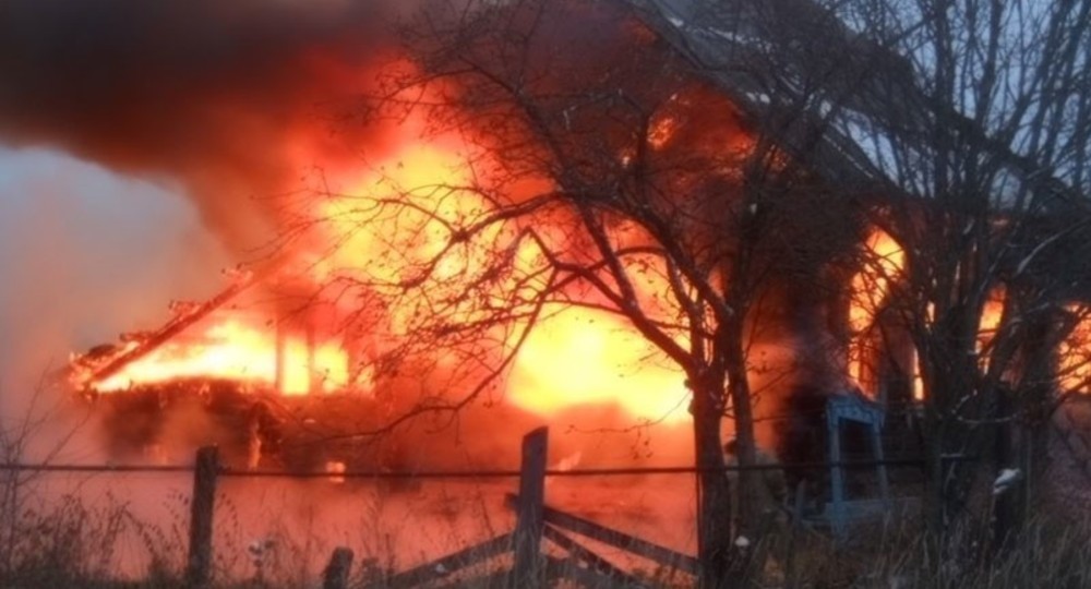 В Ленобласти девочки подожгли дом ради видео для соцсетей В Ленобласти девочки подожгли дом ради видео для соцсетей