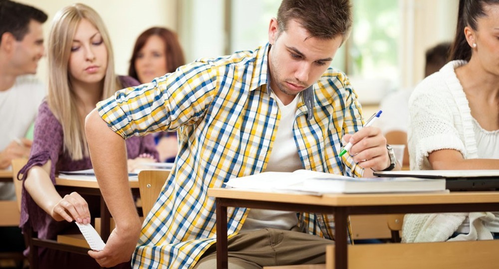 Студенты в России стали чаще списывать Студенты в России стали чаще списывать