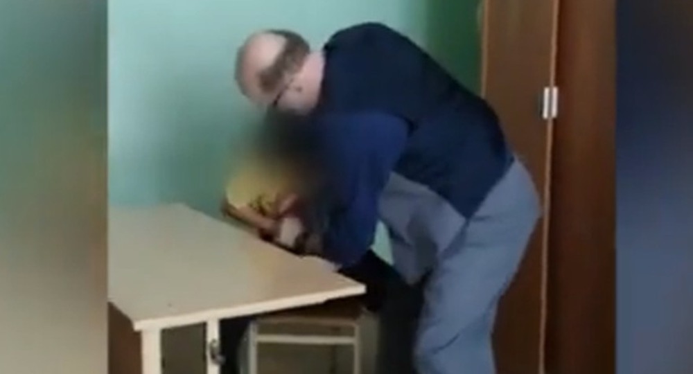 В тульской школе учитель силой отнимал телефон у ребёнка В тульской школе учитель силой отнимал телефон у ребёнка