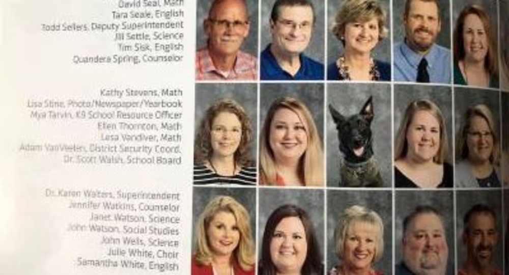 В США собака попала в виньетку выпускников полицейской школы В США собака попала в виньетку выпускников полицейской школы