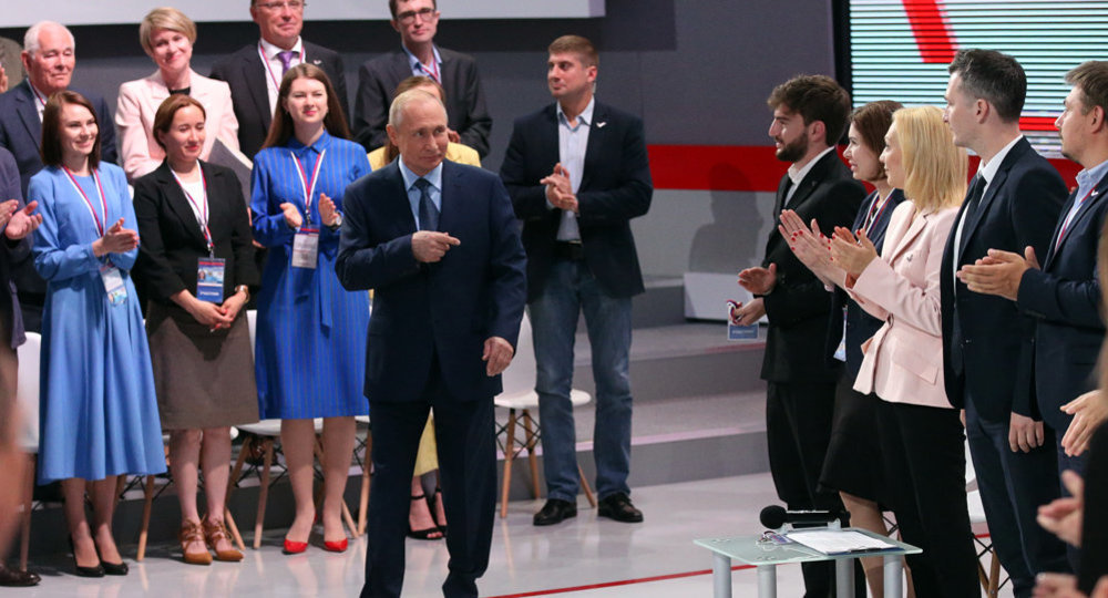 Владимир Путин поддержал идею обеспечить больше школьников бесплатным питанием Владимир Путин поддержал идею обеспечить больше школьников бесплатным питанием