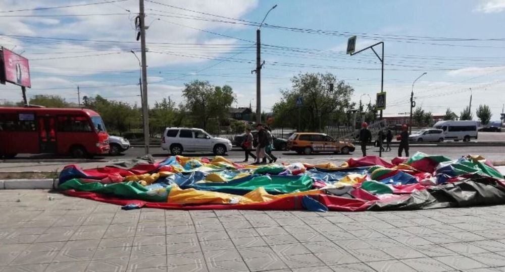 В Улан-Удэ сдуло батут с детьми: пятеро раненых В Улан-Удэ сдуло батут с детьми: пятеро раненых