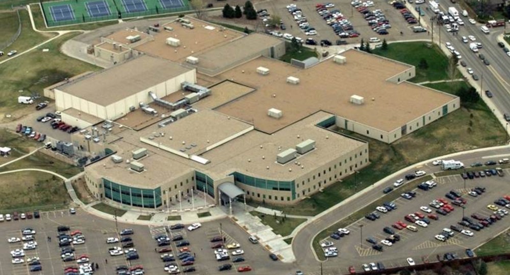 Печально известную школу «Колумбайн» предложили снести Печально известную школу «Колумбайн» предложили снести