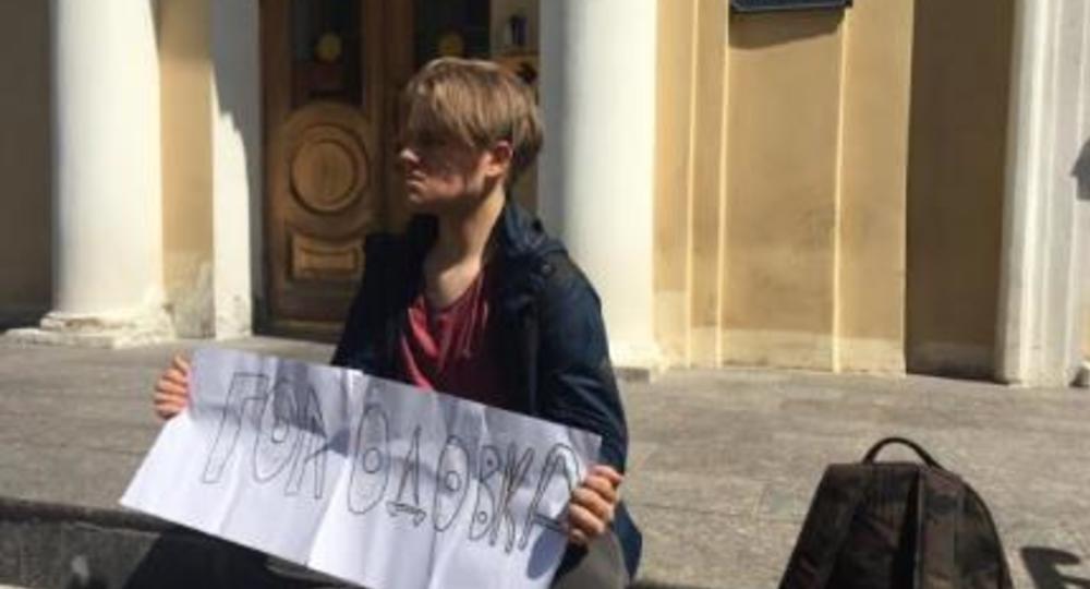 Голодный протест – петербургский школьник объявил войну платным обедам Голодный протест – петербургский школьник объявил войну платным обедам