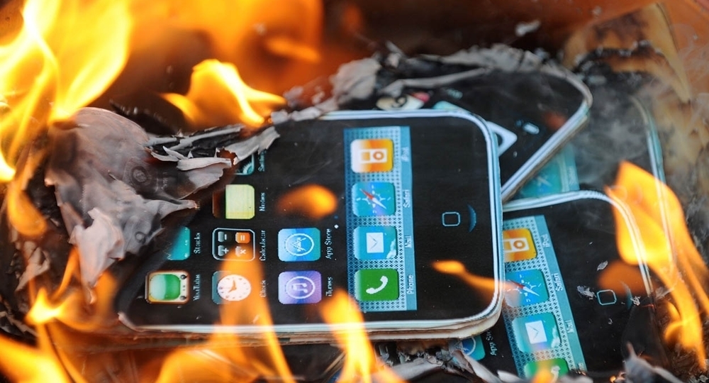 В Кургане при взрыве мобильного телефона погиб ребенок В Кургане при взрыве мобильного телефона погиб ребенок