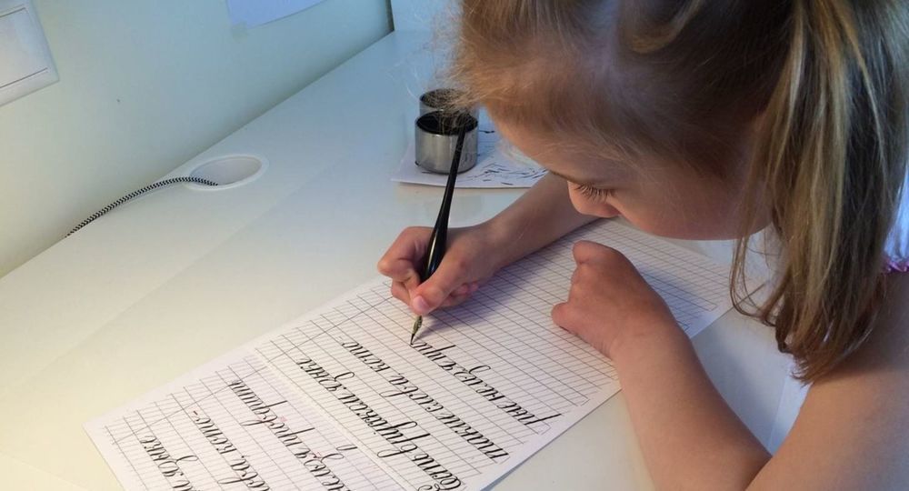 Первоклассникам Карачаево-Черкесии бесплатно выдали прописи по родному языку Первоклассникам Карачаево-Черкесии бесплатно выдали прописи по родному языку