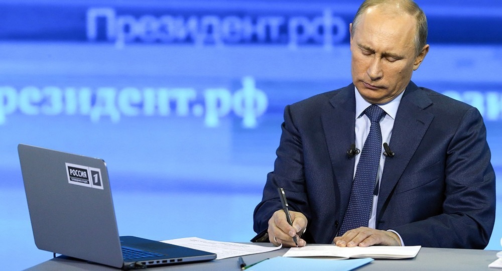 Владимир Путин поручил сократить использование тетрадей в школах Владимир Путин поручил сократить использование тетрадей в школах